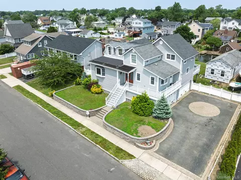 25 Meadow Ln, Amityville, NY 11701