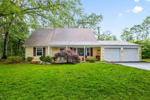 5 Seward Ln, Stony Brook, NY 11790