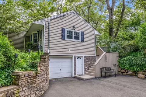 259 Little Plains Rd, Huntington, NY 11743