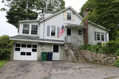 4 Crest Dr, Mahopac, NY 10541