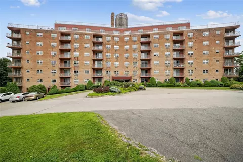 1 Lakeview Dr #6R, Peekskill, NY 10566