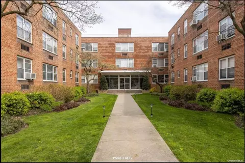 125 Main St #2H, North Hempstead, NY 11050