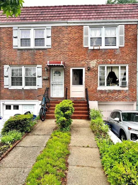 4328 195th St, Flushing, NY 11358