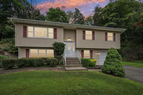 3 Hoyt Ct, Stony Point, NY 10980
