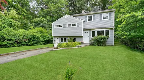 7 Kings Ln, Cortlandt, NY 10548