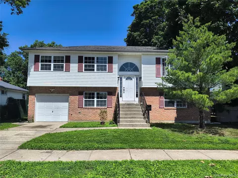 1056 E Arthur St, Uniondale, NY 11553