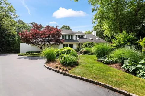 6 Laurelwood Ct, Dix Hills, NY 11746
