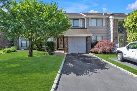239 Pond View Ln, Smithtown, NY 11787
