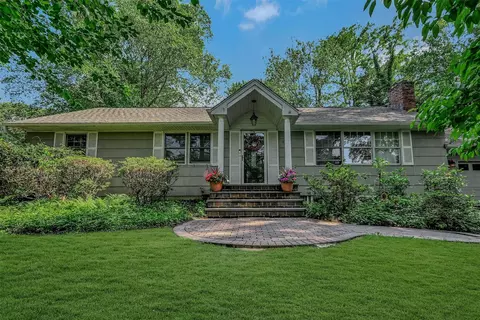 18 Huyler Ct, Setauket, NY 11733