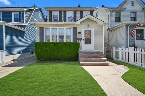 93-23 245th St, Hempstead, NY 11001