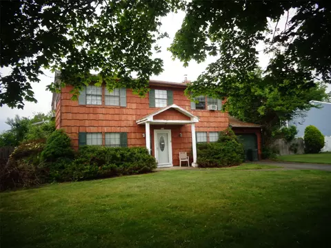 113 Camille Ln, Brookhaven, NY 11772