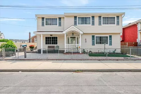 748 Knoll St, Lindenhurst, NY 11757