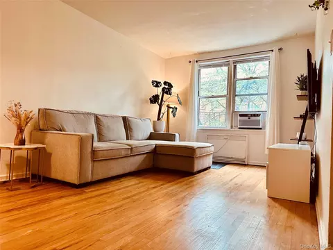 3333 82nd St #5D, New York, NY 11372