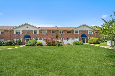460 Old Town Rd #5N, Port Jefferson Station, NY 11776