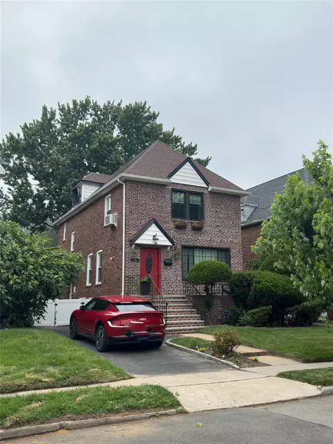 152 Bixley Heath, Lynbrook, NY 11563