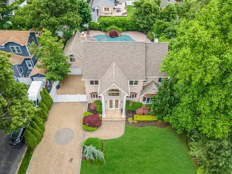 53 Pequot Ln, East Islip, NY 11730