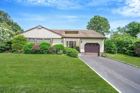 43 Forte Ave, Medford, NY 11763