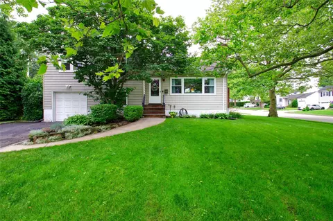 187 Tanners Pond Rd, Garden City, NY 11530