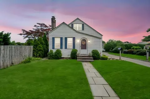 29 East St, Hicksville, NY 11801