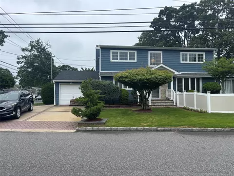 149 Warwick Ave, Copiague, NY 11726