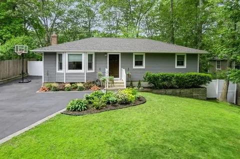 185 Carlton Dr E, Shirley, NY 11967