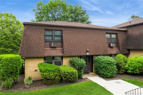 1 Germonds Vlg #16, Clarkstown, NY 10954