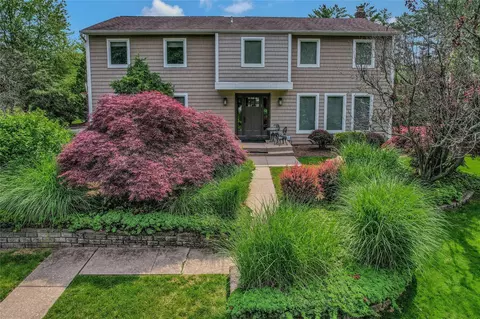 15 Turret Ln, Woodbury, NY 11797