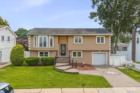 150 N Hawthorne St, Massapequa, NY 11758