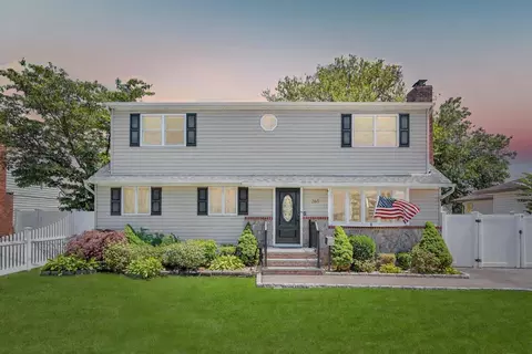 260 9th St, Bethpage, NY 11714