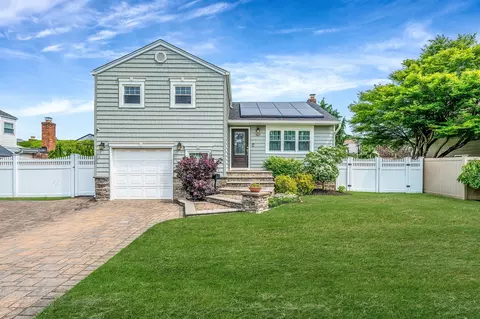 469 N Syracuse Ave, Massapequa, NY 11758