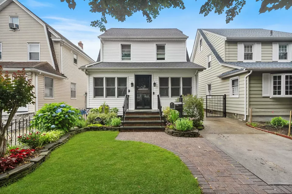  93-34 215th St, New York, NY 11428 photo 1