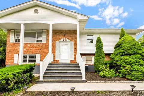 75 W Burda Pl, Clarkstown, NY 10956