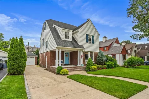 9 Brixton Rd, Garden City, NY 11530