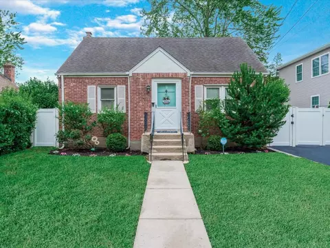 71 Van Nostrand Ave, Merrick, NY 11566