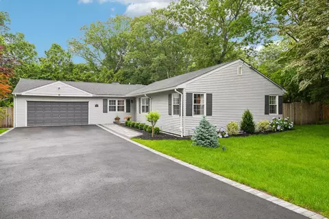 3 Ivy Hill Dr, Smithtown, NY 11787