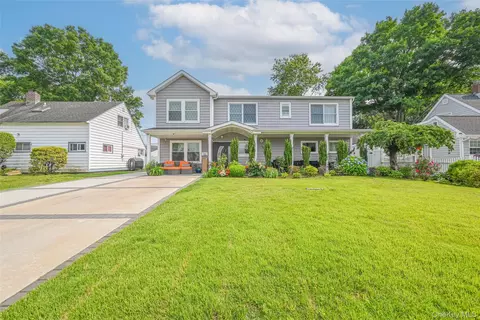86 S Cabot Ln, Westbury, NY 11590
