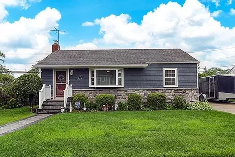 16 Ford Dr W, Massapequa, NY 11758
