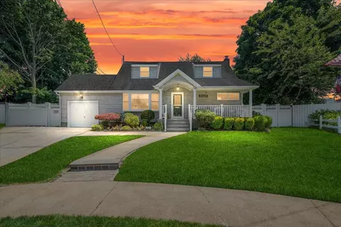 3 Cherry Ct, Massapequa Park, NY 11762