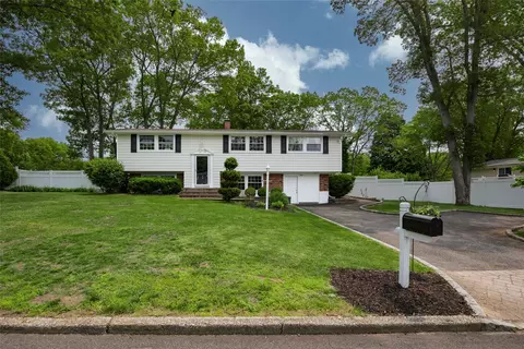 3 Twig Ct, Setauket, NY 11733