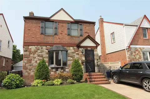 62-16 82nd Pl, New York, NY 11379