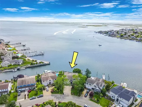 298 Bayview Ave, Massapequa, NY 11758