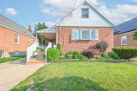 202 Roosevelt Ave, Valley Stream, NY 11581