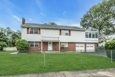 11 Sentinel Pl, Massapequa, NY 11758