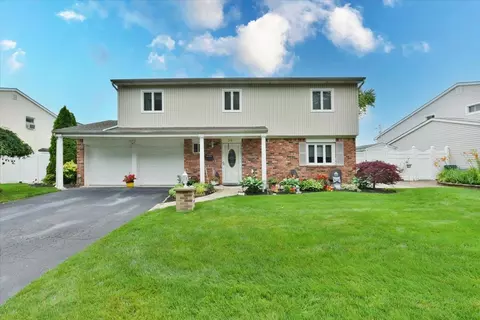 36 Shubert Ln, Bethpage, NY 11714