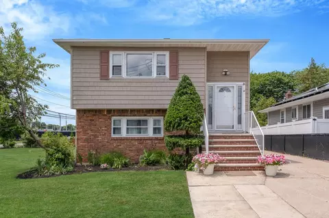 106 Bay Ave, Ronkonkoma, NY 11779