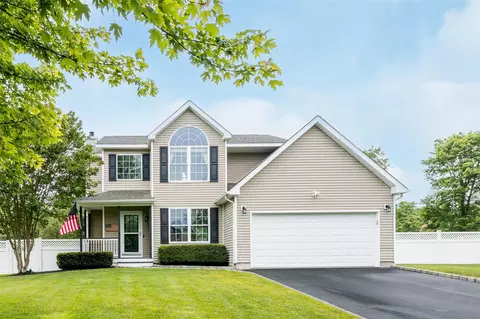 6 Danamarie Ln, Brookhaven, NY 11772