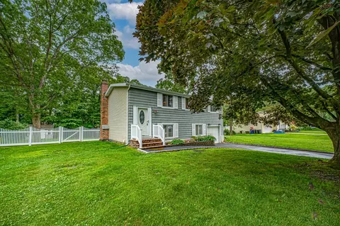 4 Mayflower Ln, Setauket, NY 11733