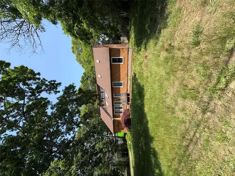 257 Wavecrest Dr, Mastic Beach, NY 11951