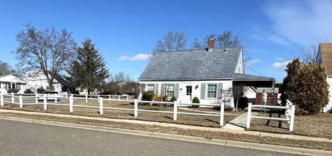 75 Gun Ln, Levittown, NY 11756