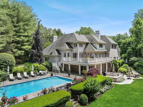 4 Pond Ln, North Hempstead, NY 11050